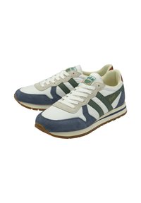 Sneaker aus weißem Leder, grauem Wildleder und marineblauen Akzenten. Mit grünen Streifen, gepolsterter Sohle und einem Logo auf der Zunge. Braune Laufsohle.