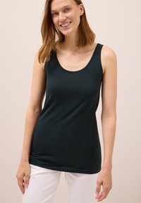 Svart, ärmlös tanktopp med rundad halsringning, tillverkad av ett mjukt, strechigt material. Den har en åtsittande passform och subtila sömdetaljer.