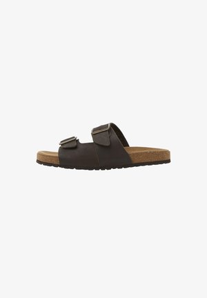 Sandale din piele maro cu două catarame ajustabile, catalog din plută și talpă din cauciuc texturat; design deschis la vârf, ușor de încălțat.