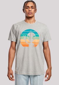 Graues Baumwoll-T-Shirt mit einem mehrfarbigen Retro-Außerirdischen-Motiv, das ein Peace-Zeichen zeigt, umgeben von einem umrissenen Kreis und horizontalen Streifen.