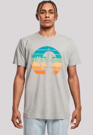 Graues Baumwoll-T-Shirt mit einem abgenutzten Grafikdesign eines Alien-Silhouetten, das sich innerhalb eines mehrfarbigen kreisförmigen Designs mit horizontalen Streifen befindet.