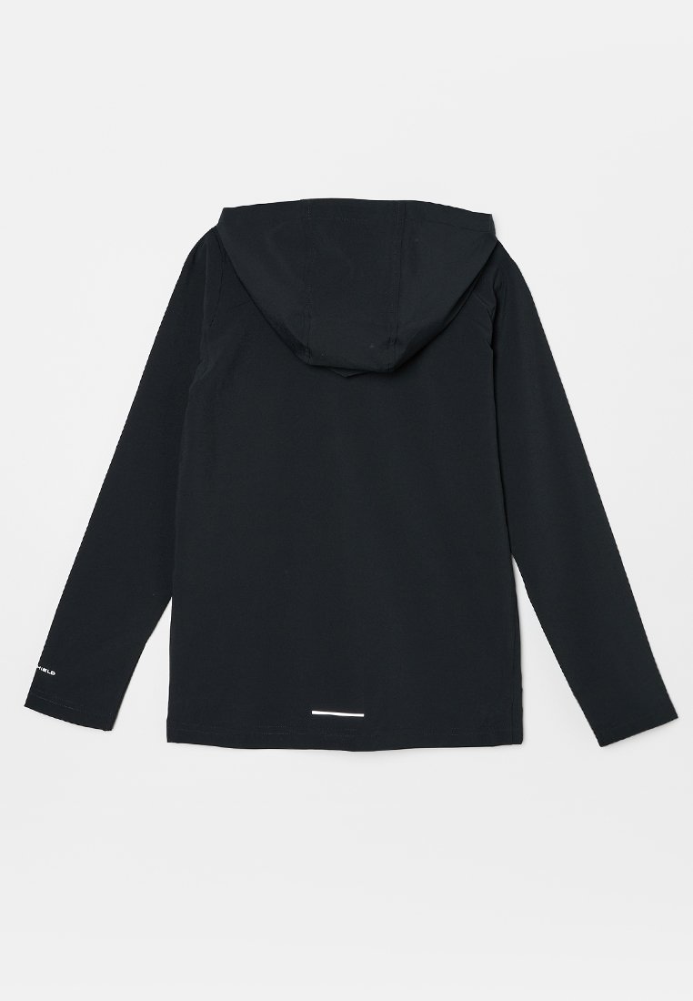 Schwarze lange Kapuzenjacke, schlichte Rückansicht mit schmalem reflektierendem Streifen am unteren Saum und dezentem Logo am Ärmelsaum.