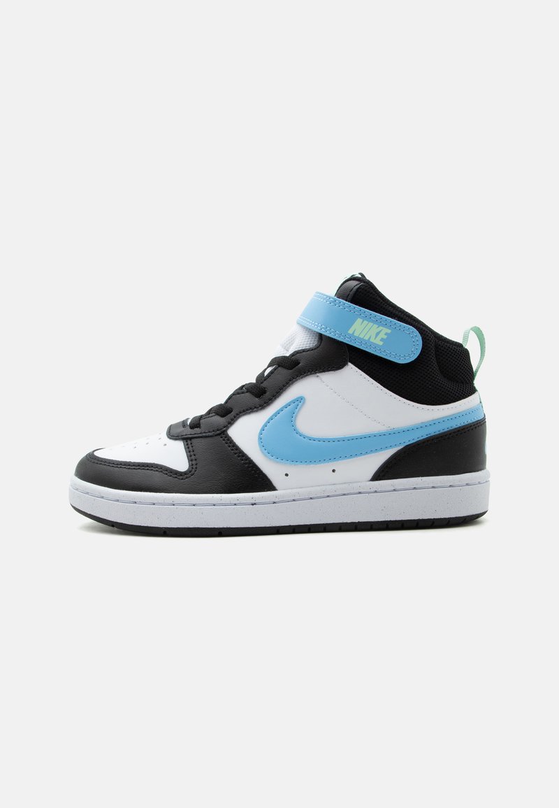 Fehér, fekete és világoskék színű magas szárú Nike tornacipő tépőzáras pánttal és oldalt Swoosh logóval.