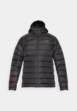 Czarna kurtka puchowa z kapturem, pikowany wzór, zamek błyskawiczny z przodu i białe loga. Posiada elegancką, gładką teksturę i dopasowane rękawy.