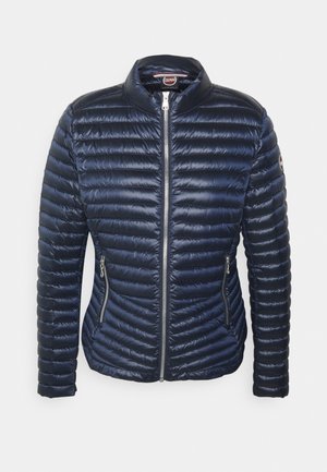 Giacca imbottita blu navy con zip frontale, collo alto e motivo trapuntato orizzontale. Presenta due tasche laterali con zip e dettaglio logo.