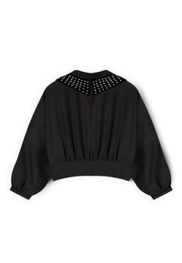 Chaqueta negra corta con cintura fruncida, mangas globo y un cuello adornado con tachuelas metálicas. Tejido liso con acabado mate.