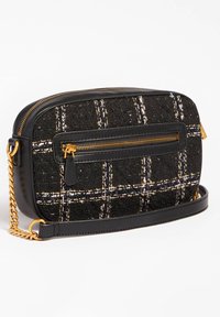 Sort ternet crossbody-taske med et tweed-forstykke med gulddetaljer, en lynlåslomme og en guld kæderem. Glat læderkant.