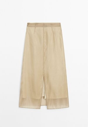 Jupe midi beige en tissu léger, avec une fente avant et une texture lisse, dotée d'une taille ajustée et d'un éclat subtil.