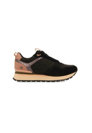 Chaussure de sport noire avec une tige texturée, des accents en or rose et une semelle rembourrée. Présente un design à lacets et une silhouette courbée.
