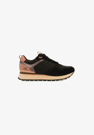 Chaussure de sport noire avec une tige texturée, des accents en or rose et une semelle rembourrée. Présente un design à lacets et une silhouette courbée.