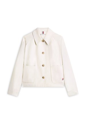 Veste boutonnée écrue avec de grandes poches avant, col pointu et logo brodé discret sur la poche inférieure droite.