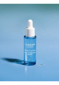 Blå glasdråberflaske med Lumene Nordic Hydra Aqua Hydration Serum og hvid dråberæd. Indeholder klar, viskøs serum på overfladen.