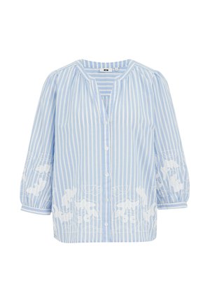 Svetlomodrá a biela pruhovaná blúzka s vyp puffovými rukávmi, gombíkmi vpredu a dekoratívnym bielym vyšívaným vzorom koní na leme.