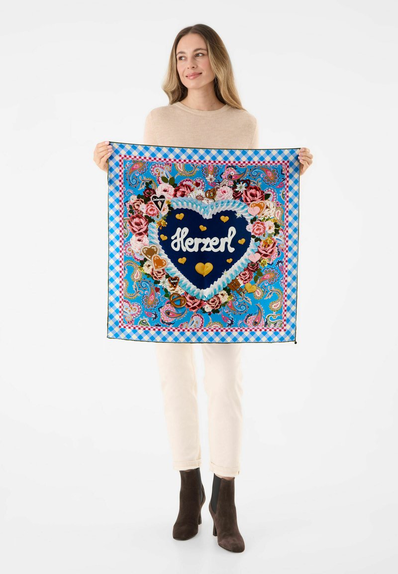 Vierkante zijden sjaal met een blauwe hartvorm en witte tekst "Herzerl," omringd door bloemen- en paisleypatronen, afgewerkt met een ruitpatroon.