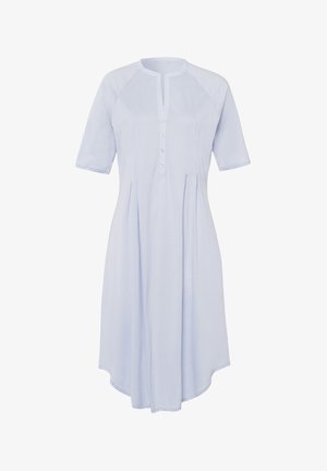 Vestido azul claro hecho de un tejido suave que presenta una tapeta abotonada, manga corta raglán y pliegues para mayor volumen. Diseño de dobladillo redondeado.