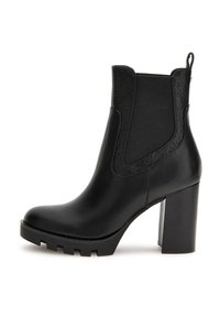 Stivale ankle in pelle nera con tacco alto chunky, suola a carrarmato, pannello elastico laterale e dettaglio in rilievo attorno alla caviglia e al tab di impugnatura.