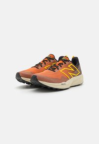 New Balance FUELCELL VENYM - Trail tekaški čevlji - infield clay
