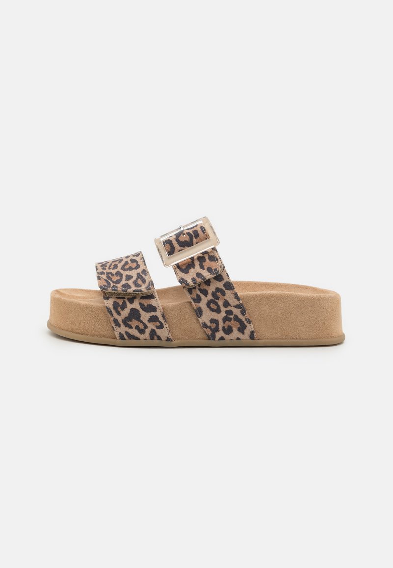 Løper med leopardmønster med to justerbare stropper, lys brun semsket skinnfotbed og en tykk, beige gummisåle.