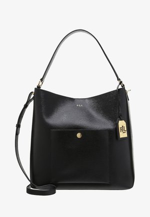 Czarna skórzana torba typu tote z górnym uchwytem, przednią kieszenią zapinaną na zatrzask, regulowanym paskiem na ramię oraz złotym emblematem z logo RL.