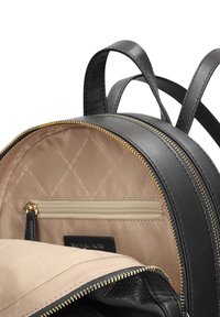 Zaino in pelle nera con chiusura a cerniera, fodera interna color cuoio e una piccola tasca con zip. Presenta dettagli in oro raffinato e spallacci regolabili.