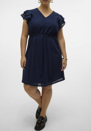 Vestido azul marino con escote en V, mangas cortas con volantes y cinturón ajustable en la cintura. La tela texturizada presenta patrones intrincados.