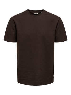 T-shirt marrone scuro con trama, maniche corte e scollo tondo, con una piccola etichetta del marchio all'interno del colletto.