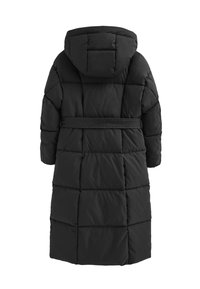 Abrigo acolchado negro con capucha, que presenta una cintura ceñida con cinturón y un diseño acolchado. La textura es suave, con un acabado brillante y sin herrajes visibles.