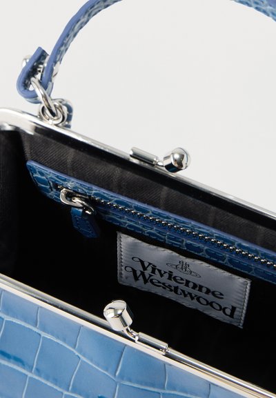 Τσάντα ώμου μπλε με υφή κροκοδείλου, κούμπωμα με ασημένιο πλαίσιο, μαύρη εσωτερική επένδυση, εσωτερική τσέπη με φερμουάρ και ετικέτα Vivienne Westwood.