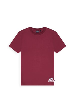 Donkerrode korte mouw T-shirt met ronde hals en witte tekst "BL Ballin" vlak bij de onderzoom aan de voorkant rechts.