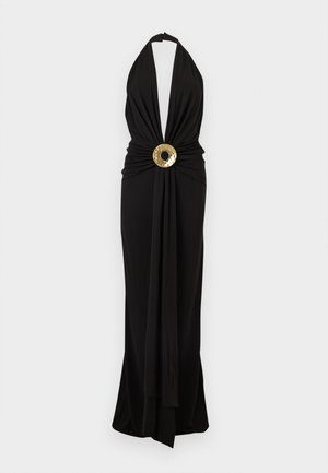 Vestido de noche negro con cuello halter, escote en V pronunciado, cintura fruncida y gran hebilla decorativa redonda dorada en el centro.