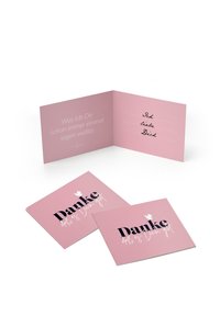 Rozā apsveikuma kartiņa ar baltām akcentiem. Iekšpusē teksts: "Ko es Tev vienmēr vēlētos teikt," ar vietu roku rakstītajiem piezīmēm.