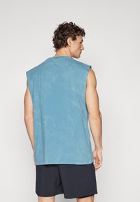 Nike Performance TEE GYM CULTURE - T-shirt estampada - smokey blue