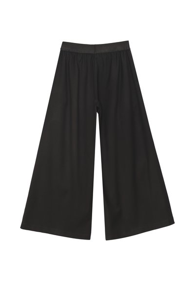 Pantaloni neri a gamba larga realizzati in un tessuto morbido, con vita elastica e una superficie liscia. Caratterizzati da una vestibilità ampia per comfort e libertà di movimento.