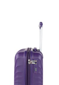 Maleta dura morada con surcos texturizados, doble cremallera, candado de combinación y asa extensible de metal. Diseño vertical para mayor comodidad en los viajes.