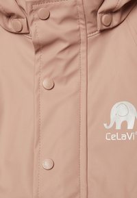 Rosa regnjacka med jämn textur, tryckknappar och en silverfärgad elefantlogotyp. Designad för skydd mot väder och komfort.