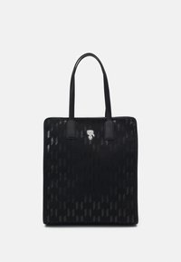 Czarna torba na ramię z teksturowanym geometrycznym wzorem, skórzanymi uchwytami i małym logo na środku. Gładki materiał o wyraźnej strukturze.