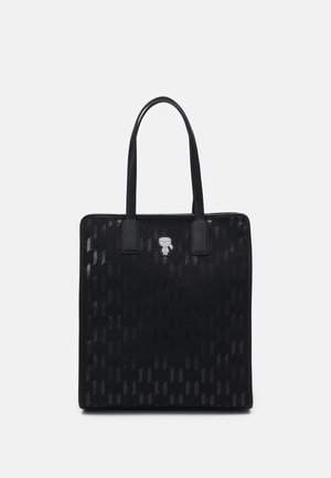 Musta olkalaukku, jossa on teksturoitu geometrinen kuosi, nahkakahvat ja pieni logo keskellä. Sileä materiaali, jolla on jämäkkä muoto.