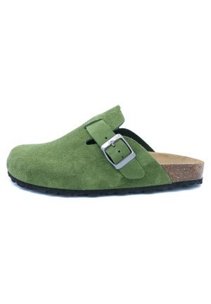 Sabot en suède vert avec une boucle en métal ajustable, semelle en liège et semelle extérieure en caoutchouc noir texturé. Design à dos ouvert pour un enfilage facile.