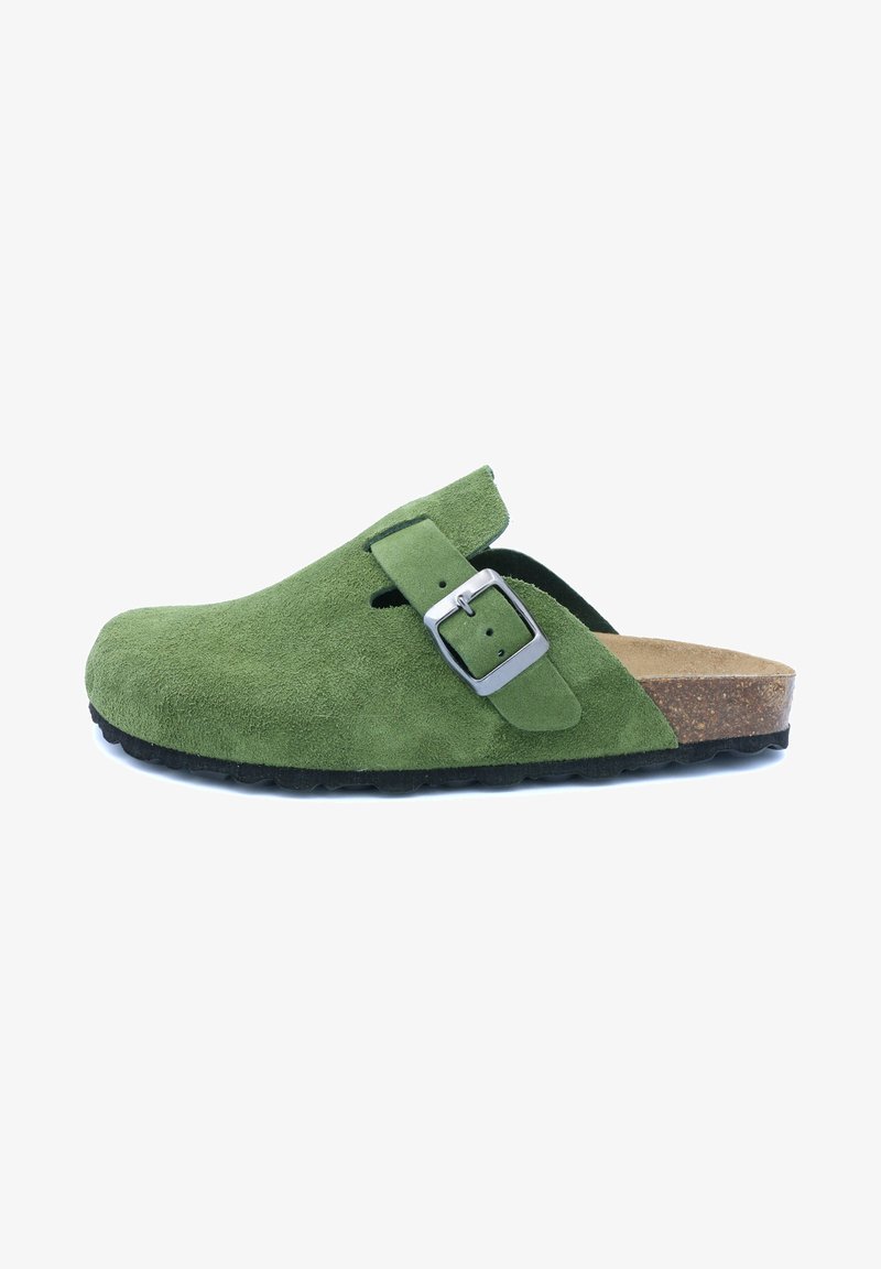 Sabot en suède vert avec une boucle en métal ajustable, semelle en liège et semelle extérieure en caoutchouc noir texturé. Design à dos ouvert pour un enfilage facile.