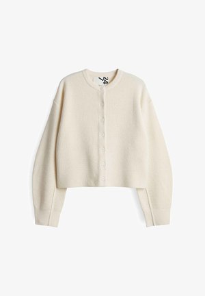 Crème-kleurige cropped cardigan, gebreide textuur, ronde hals, met zes knopen aan de voorkant en ribbelboorden bij de mouwen en onderrand.