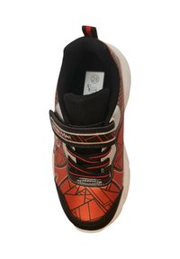 Zapatilla roja y negra con patrones geométricos, lengüeta acolchada, correa de velcro, cordones negros y suela blanca. La etiqueta de talla indica 28.