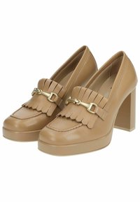Chaussures à talons hauts en cuir beige avec un talon épais, présentant un détail frangé et un accent métallique doré à l'avant.