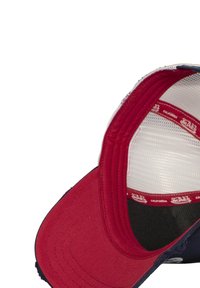 Casquette rouge et marine avec une visière incurvée. À l'intérieur, elle dispose d'une doublure en maille structurée et d'un ruban de marque. Le tissu extérieur est lisse avec des détails de couture.