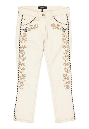 Pantalones color crema con bordado floral vertical y diseños de mariposas en la parte delantera, y ribete de rayas en blanco y negro en los costados.