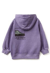 Sudadera morada con capucha ajustable, que presenta una ilustración de un dragón verde y texto en la parte posterior. Fabricada con una tela suave y con puños de canalé.