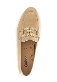 Ballerine en suede beige avec un accent rectangulaire en or et un bijou transparent, bout arrondi et semelle intérieure rembourrée avec des perforations pour la respirabilité.
