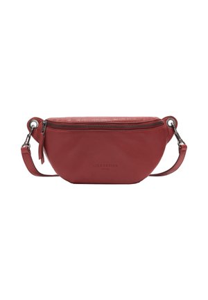 Borsa a tracolla in pelle rossa con forma curva, chiusura con zip, tracolla regolabile e logo del marchio impresso sul davanti.