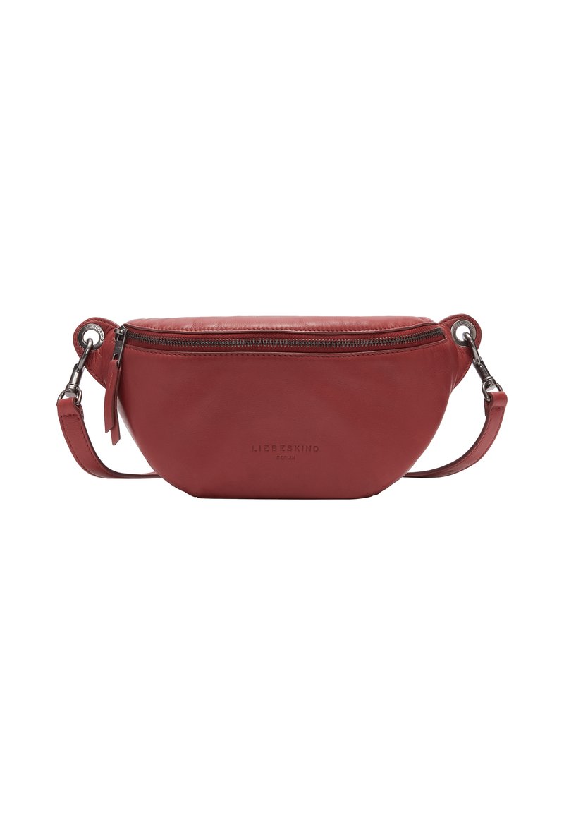 Borsa a tracolla in pelle rossa con forma curva, chiusura con zip, tracolla regolabile e logo del marchio impresso sul davanti.