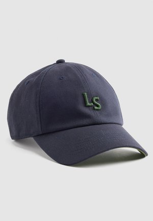 Cappellino da baseball in cotone blu scuro con visiera curva, caratterizzato da un logo "LS" ricamato in verde sulla parte anteriore e dettagli di cucitura a contrasto.