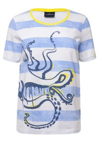 Camiseta blanca con rayas horizontales azules y blancas, con un diseño de pulpo en azul y amarillo. Cuello redondo amarillo, mangas cortas.